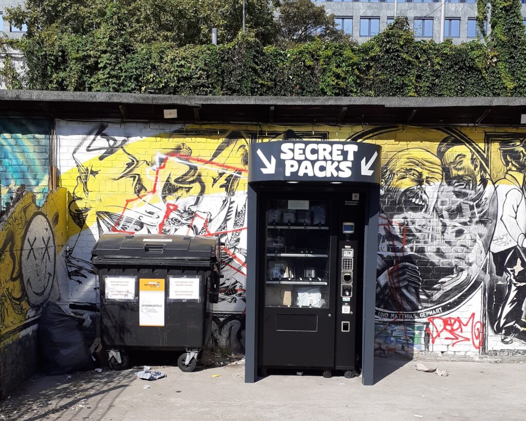 Secret Packs Automat auf dem ehemaligen RAW Gelände in Berlin